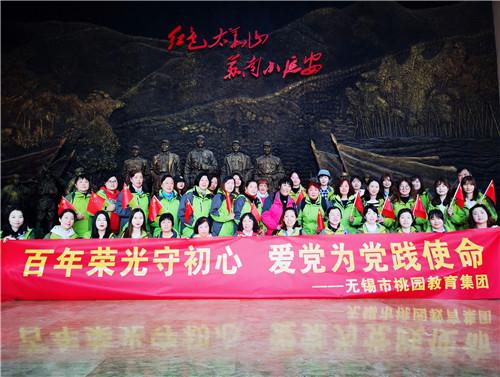 30岁孙怡热辣妩媚,一袭粉红无肩裙彰显魔鬼身材,腰臀比例绝佳